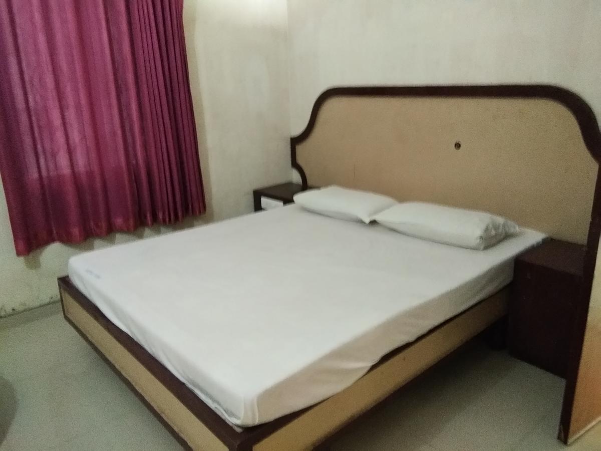 Hotel John 根尼亚古马里 外观 照片