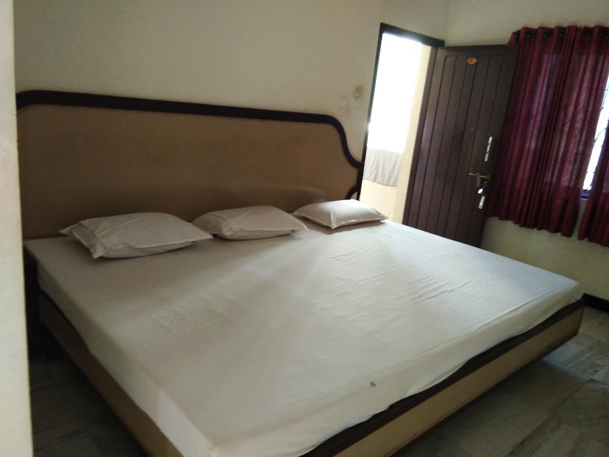 Hotel John 根尼亚古马里 外观 照片